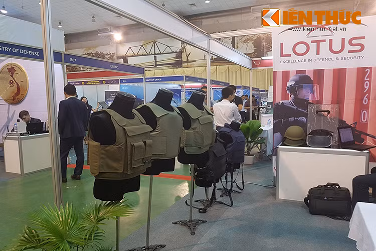Trong khuôn khổ Triển lãm Quốc tế về An ninh HSE-2017, Công ty Lotus International của Hàn Quốc vừa giới thiệu một loạt mẫu áo giáp và mũ chống đạn chuyên dụng dành cho lực lượng an ninh Việt Nam, bên cạnh các loại phương tiện và công cụ hổ trợ trong ngành an ninh.