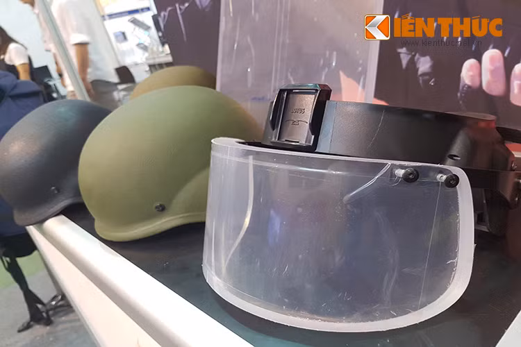 Ngay cạnh đó là mẫu kính chống đạn chuyên dụng dành cho mũ chống đạn với khung giá đỡ có thể tích hợp với nhiều loại mũ khác nhau.