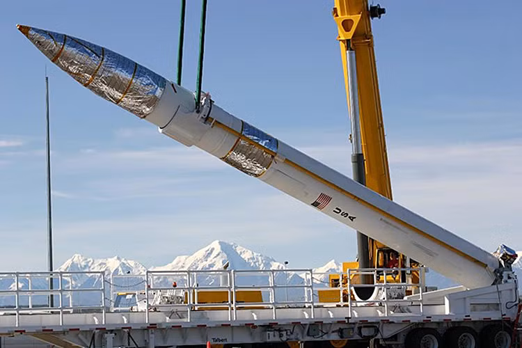 Theo các chuyên gia, Mỹ còn một giải pháp cuối cùng cho các mối đe dọa từ ICBM Triều Tiên đó là triển khai hệ thống phòng thủ tên lửa tầm siêu cao "Grounddirect Midcourse Defense" hay GMD. Hệ thống này từng tiêu tốn của Lầu Năm Góc 40 tỷ USD để phát triển và có thể bắn hạ mọi mục tiêu ở mọi độ cao với tầm bắn lên đến hơn 5.600km. Nguồn ảnh: DefenseTech.
