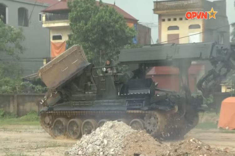 IMR-2 là loại xe công binh công trình hạng nặng chuyên dùng để phá chướng ngại vật được chế tạo dựa trên khung gầm xe tăng chiến đấu chủ lực T-72A, chính thức đưa vào trang bị trong quân đội Liên Xô từ năm 1980. Nguồn ảnh: QPVN.