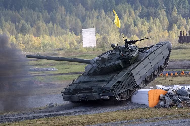 Trọng lượng tiêu chuẩn của T-72B3 khoảng dưới 45 tấn khi đã được trang bị đầy đủ hệ thống giáp bảo vệ Kontakt-5, giáp lồng và váy giáp đa lớp ở hai bên thân. Dù vậy chiếc xe tăng này vẫn được xem là có trọng lượng nhẹ nhất trong các dòng xe tăng của Quân đội Nga. Nguồn ảnh: rg.ru.