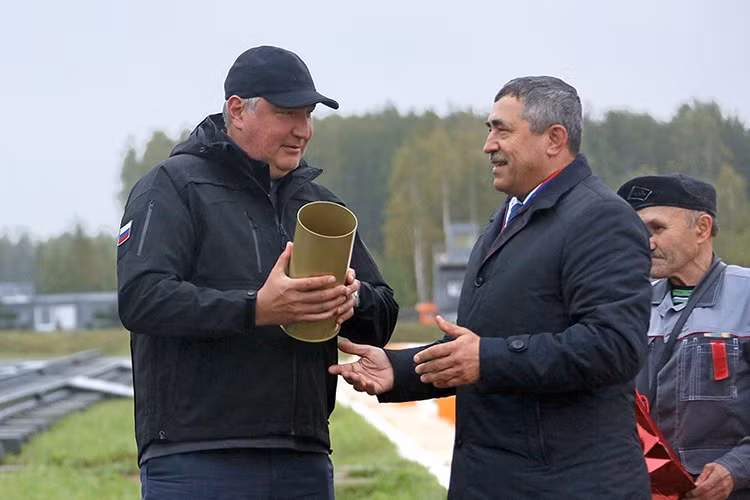 Trong ảnh là Phó Thủ tướng Nga Dmitry Rogozin làm lễ khai pháo mở màn lễ hội Ural Tank tại Nizhny Tagil. Nguồn ảnh: rg.ru.