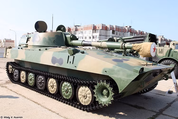 Còn đây là pháo tự hành 2S1 Gvozdika, nó cũng cùng thời với những chiếc BMP-1 với thời gian phục vụ cũng ngót nghét gần 50 năm trong biên chế Quân đội Liên Xô sau đó là Nga. Nguồn ảnh: Vitaly Kuzmin.