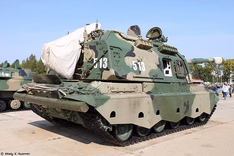 Các đơn vị pháo tự hành 2S3 Akatsiya và 2S19 Msta bên trong Sư đoàn Kantemirovskaya luôn đóng vai trò hổ trợ hỏa lực cho các mũi tấn công chủ lực của sư đoàn này trên chiến trường, khi nó không hề ở tuyến sau mà ở ngay tuyến đầu. Nguồn ảnh: Vitaly Kuzmin.