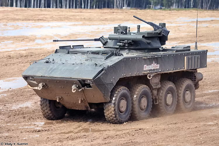 Hiện tại, dựa trên nền tảng khung gầm bọc thép VPK-7829 Bumerang của Nga có hai biến thể xe chiến đấu bộ binh chính gồm: một sử dụng tổ hợp vũ khí tự động Bumerang-BM và hai là sử dụng tổ hợp vũ khí điều khiển Berezhok. Tất cả hai biến thể này đều có tên gọi chung BMP-K (K-17). Nguồn ảnh: Vitaly Kuzmin.
