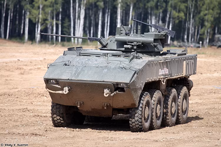 Và một trong số đó là xe chiến đấu bộ binh BMP-K (K-17) với tổ hợp vũ khí B05Ya01 Berezhok được đặt trên khung gầm bọc thép VPK-7829 Bumerang. Tại diễn đàn quân sự Army-2017 vừa rồi BMP-K cũng đã được giới thiệu tới khách tham quan, thậm chí nó còn tham gia trình diễn bắn đạn thật. Nguồn ảnh: Vitaly Kuzmin.