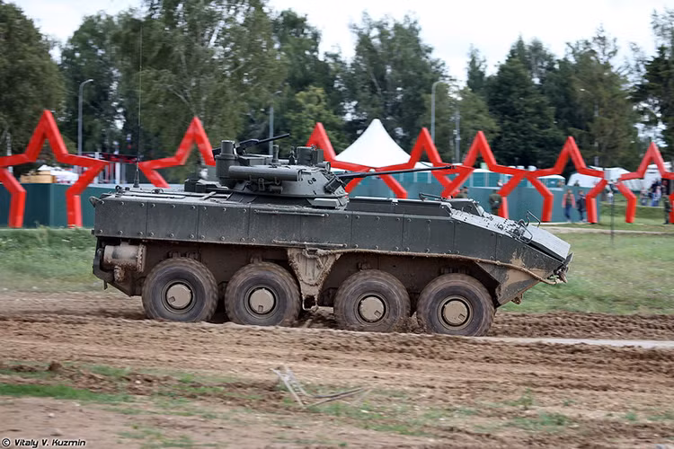 Về Berezhok, đây là tổ hợp vũ khí được pháp triển dành cho chương trình nâng cấp xe chiến đấu bộ binh BMP thế hệ cũ của Quân đội Nga, với việc tái trang bị hệ thống vũ khí cũng như thiết bị điện tử tác chiến trên các phương tiện này nhằm phù hợp yêu cầu tác chiến trong tình hình mới. Nguồn ảnh: Vitaly Kuzmin.