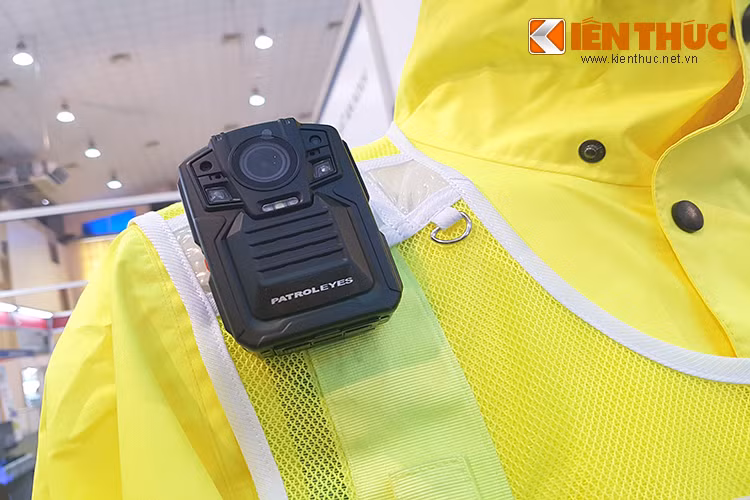 Còn đây là thiết bị giám sát hiện trường dành cho các lực lượng an ninh làm nhiệm vụ trên hiện trường, nó có khả năng hoạt động liên tục trong nhiều giờ liền.