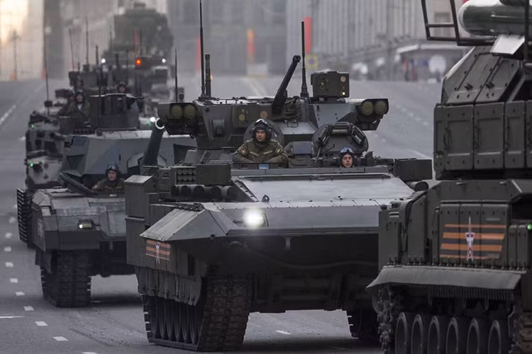 Nếu xét về sức mạnh tổng thể T-15 Armata không sở hữu hệ thống vũ khí quá vượt trội so với các mẫu xe chiến đấu bộ binh trước đây của Nga. Vậy điều gì giúp nó trở nên đặc biệt ? Câu trả lời chính nằm ở việc nó sử dụng khung gầm bánh xích hạng nặng Armata làm nền tảng chính và được trang bị hệ thống phòng vệ tương tự như một chiếc xe tăng chiến đấu chủ lực. Nguồn ảnh: TankNutDave.com.