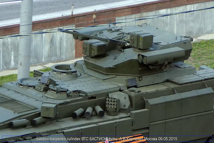 Về hệ thống vũ khí trên T-15 Armata, nó được trang bị một tổ hợp chiến đấu module tự động với 1 pháo tự động 2A42 cỡ 30 mm với 500 viên đạn, trong đó có 160 đạn xuyên giáp và 340 đạn nổ phân mảnh. Pháo có tầm bắn khoảng 4.000 mét. Hai bên tháp pháo lắp 4 tên lửa chống tăng có điều khiển Kornet-EM có tầm bắn tối đa từ 8 - 10 km, 1 súng máy đồng trục 7,62 mm với cơ số 2.000 viên đạn. Nguồn ảnh: bastion-karpenko.ru.