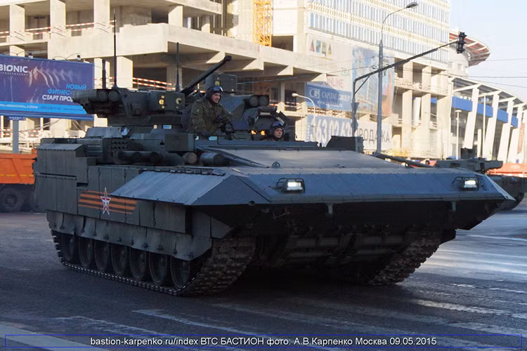 Theo thử nghiệm của Quân đội Nga, Afganit và hệ thống giáp phản ứng nổ Malachit trên T-15 Armata hay cả T-14 Armata có khả năng chống lại được các loại đạn xuyên giáp sử dụng lõi uranium nghèo của phương Tây. Chỉ chừng đó thôi cũng đã giúp T-15 Armata xứng đáng trở thành lá chắn mới của bộ binh Nga trên chiến trường. Nguồn ảnh: Full Afterburner