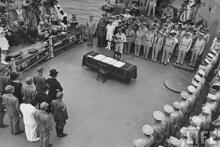 Toàn cảnh buổi lễ ký kết văn kiện đầu hàng của Nhật Bản trên tàu USS Missouri dưới sự chứng kiến của hàng quân Đồng Minh và đại diện ngoại giao các nước. Có vẻ như ngay cả khi thua trận người Nhật và nhất là Ngoại trưởng Mamoru Shigemitsu vẫn không bỏ bớt vẻ kiêu ngạo của mình. Nguồn ảnh: Totally History.