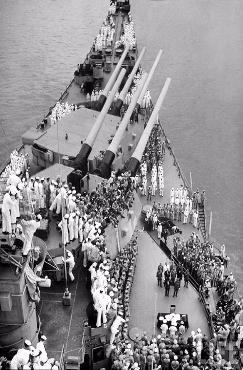 Hàng ngàn thủy thủ Mỹ trên thiết giáp hạm USS Missouri cũng trở thành nhân chứng cho buổi lễ ký kết văn kiện đầu hàng trên, với họ CTTG 2 đã chính thức kết thúc vào thời điểm đó. Nguồn ảnh: Totally History.