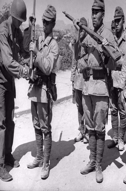 Sau ngày 2/9/1945, quân Đồng Minh bắt đầu kế hoạch giải giới quân Nhật trên toàn bộ Mặt trận Thái Bình Dương và phần còn lại của châu Á, khi vào thời điểm đó Tokyo vẫn còn tới hàng triệu quân trong và ngoài nước Nhật. Nguồn ảnh: Pinterest.
