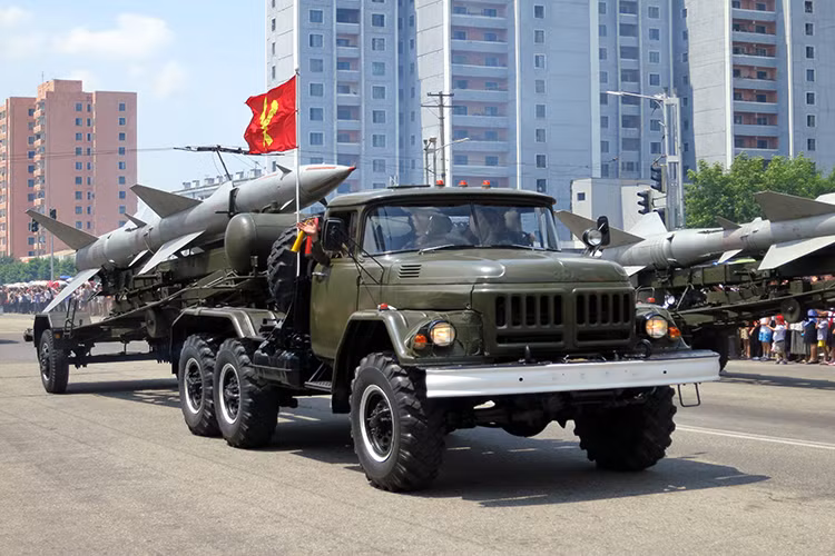 Cái tên thứ ba trong bộ ba tên lửa phòng không của Triều Tiên chính là các tổ hợp tên lửa phòng không tầm trung S-75 Dvina, nó cũng do Liên Xô chế tạo trong cuối những năm 1950 và đây cũng là dòng tên lửa phòng không chủ lực của Triều Tiên từ những năm 1960 cho tới nay. Nguồn ảnh: CNN.