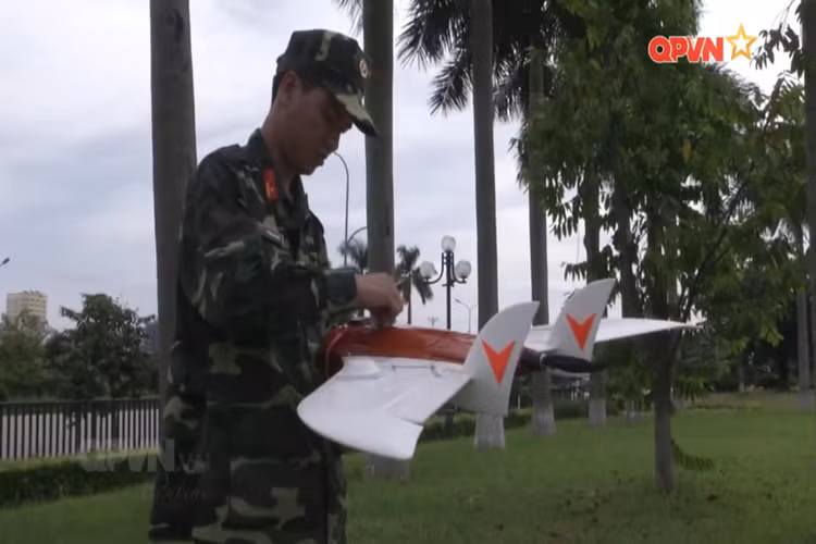 Yêu nghề, say mê công việc, nhiệt huyết theo đuổi đam mê là những gì có thể thấy khi tiếp xúc với Tiến sĩ 8X Phạm Xuân Hoàng, là cá nhân điển hình tiên tiến trong 3 năm thực hiện cuộc vận động, phát huy truyền thống cống hiến tài năng, xưng danh bộ đội cụ Hồ của toàn quân. Nguồn ảnh: QPVN.