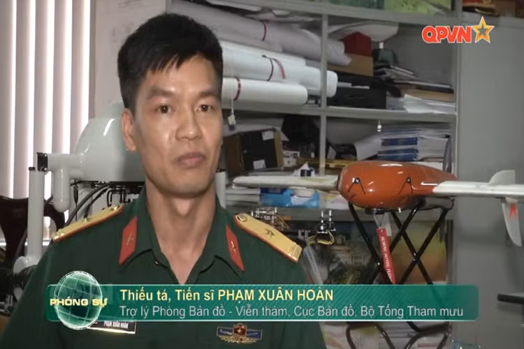 Sử dụng những thiết bị bay không người lái UAV trong xây dựng cơ sở dữ liệu địa hình quân sự chỉ là một trong rất nhiều công việc mà Phạm Xuân Hoàng đang đảm nhận, dù thời gian công tác tại Cục bản đồ chưa dài nhưng với sự nổ lực cố gắng hết mình anh luôn hoàn thành tốt mọi công việc được giao. Nguồn ảnh: QPVN.