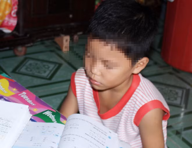 Học sinh lớp 2 trường đạt chuẩn quốc gia không đọc được chữ - Hình 2 Hoc sinh lop 2 truong dat chuan quoc gia khong doc duoc chu-Hinh-2