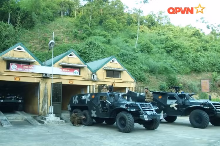 Xe BTR-152 tuy không được trang bị chân vịt để bơi trên mặt nước, nhưng nhờ gầm xe cao nên nó thể vượt qua khu vực ngập sâu. Nguồn ảnh: QPVN.