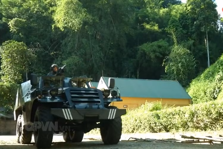 Với trọng lượng lớn, vỏ thép dày, động cơ diesel cực khỏe, BTR-152 hoàn toàn có thể di chuyển tốt trong gió bão mạnh. Một chiếc BTR-152 có thể chở tới 18 người hoặc hơn một chút. Nguồn ảnh: QPVN.
