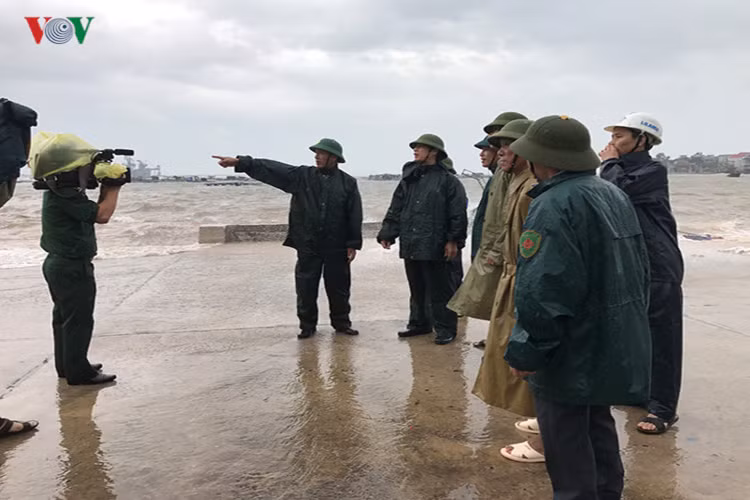 Được biết để chủ động phòng chống và ứng phó bão số 10, trước đó Bộ Quốc phòng đã huy động hơn 200.000 lượt cán bộ chiến sĩ và chuẩn bị sẵn 3.533 phương tiện gồm tàu, xuồng, ô tô, và hàng trăm xe đặc chủng, xe lội nước và trang bị các loại, sẵn sàng tham gia nhiệm vụ hỗ trợ, ứng cứu và khắc phục kịp thời hậu quả do cơn bão số 10 gây ra. Nguồn ảnh: VOV.