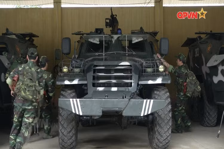 Hiện tại BTR-152 cũng đang được quân đội ta nâng cấp nhằm kéo dài thời gian phục vụ cũng như đáp ứng yêu cầu chiến đấu trongg tình hình mới. Nguồn ảnh: QPVN.