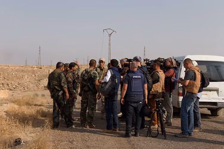 Trong ảnh là một sĩ quan tiền tuyến của Quân đội chính phủ Syria giải thích cho các phóng viên tình hình chiến sự hiện tại xung quanh Deir Ezzor. Nguồn ảnh: Bộ Quốc phòng Nga.