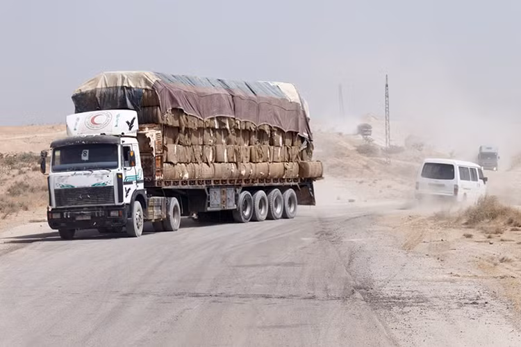 Ngay sau khi được giải vây cả chính phủ Nga và chính phủ Syria liên tục triển khai các chuyến hàng tiếp tế với quy mô lớn đến Deir Ezzor nhằm giải quyết tình trạng thiếu lương thực và nhu yếu phẩm ở thành phố này trong suốt 3 năm bị vây hãm. Nguồn ảnh: Bộ Quốc phòng Nga.