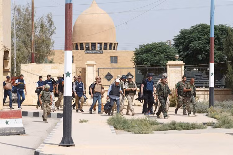 Mặc dù nội đô và trung tâm Deir Ezzor không còn là vùng chiến sự ác liệt như trước nhưng để bảo đảm an toàn cho các phóng viên đi theo sát họ luôn là lực lượng Vệ binh Syria và Kiểm soát quân sự của Nga. Nguồn ảnh: Bộ Quốc phòng Nga.