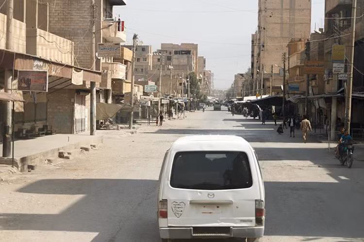 Bên trong một con đường tại Deir Ezzor, khá vắng người và hầu như không có xe cộ di chuyển. Nguồn ảnh: Bộ Quốc phòng Nga.
