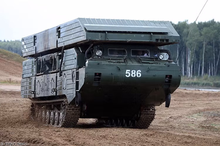 Như ở sông Euphrates, Công binh Nga đã hỗ trợ quân chính phủ Syria xây dựng một cầu phao PMM-2M và cầu bộ binh PMP với chiều dài tổng thể lên đến 210 mét có khả năng phục vụ việc vận chuyển 8.000 phương tiện cơ giới mỗi ngày. Nguồn ảnh: Vitaly Kuzmin.