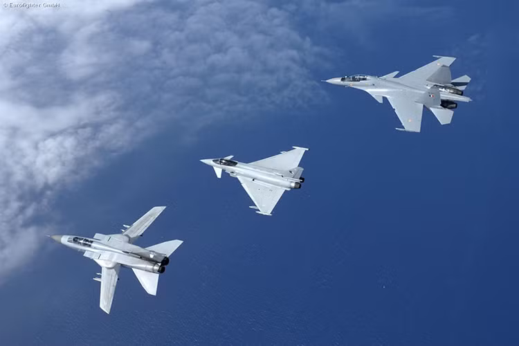 Do có dây chuyền sản xuất quá rắc rối giá thành của mỗi chiếc Eurofighter Typhoon lên tới 90 triệu USD (theo thời giá 2010) với chi phí vận hành từ 8.200 lên tới 18.000 USD cho mỗi giờ bay. Nguồn ảnh: Flying in the Spirit.