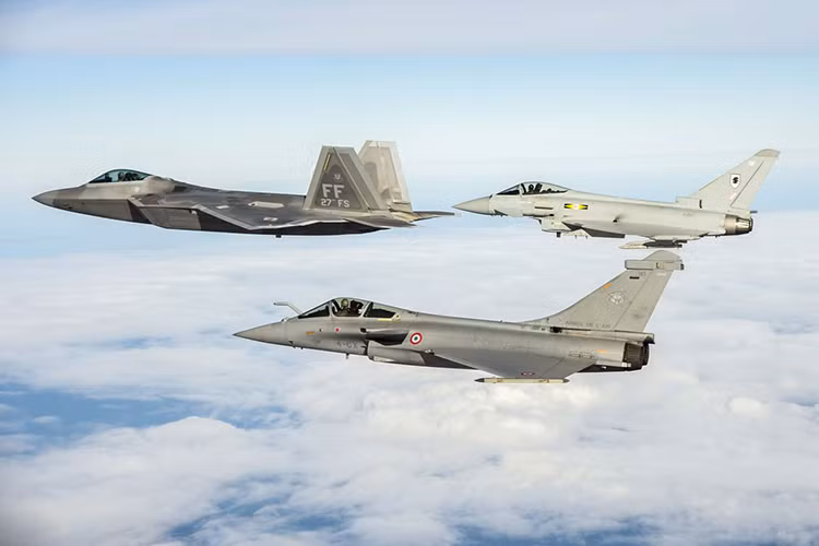 Theo thiết kế của Eurofighter Typhoon, nó thuộc dòng tiêm kích đa năng cánh tam giác, máy bay có thể thực hiện một loạt các nhiệm vụ khác nhau từ tuần tra, bảo vệ không phận, đánh chặn, chiếm ưu thế trên không và tấn công mặt đất. Nguồn ảnh: Hush-Kit.