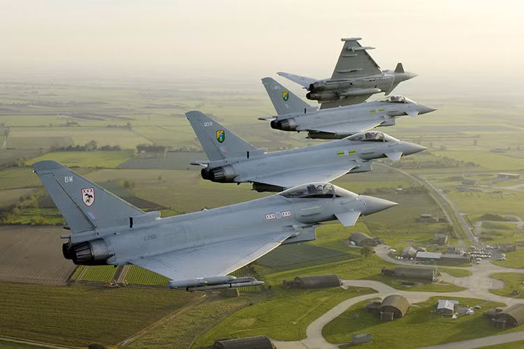Được nước Anh thai nghén từ giữa năm 1970, tiền thân của Eurofighter Typhoon là sự hợp tác giữa hai tập đoàn chế tạo máy bay hàng đầu của châu Âu gồm British Aerospace (của Anh) và Messerschmitt-Bölkow-Blohm (của Đức). Lần lượt sau đó là Dassault (của Pháp), Aeritalia (của Italia) và CASA (của Tây Ban Nha). Nguồn ảnh: Eurofighter Typhoon.