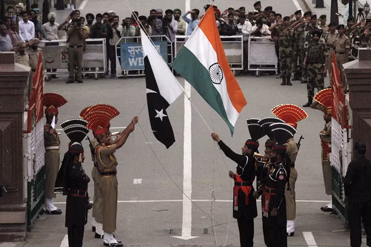 Còn Pakistan, họ chưa bao giờ thực sự sẵn sàng cho một cuộc chiến tổng lực với Ấn Độ kể cả trong quá khứ lẫn hiện tại, nhưng điều này có thể thay đổi nếu họ có sự giúp sức từ bên ngoài. Xét ở một khía cạnh nào đó bất cứ điều gì cũng có thể xảy ra nếu như một trong các bên không còn giữ được mình. Nguồn ảnh: IBTimes India.