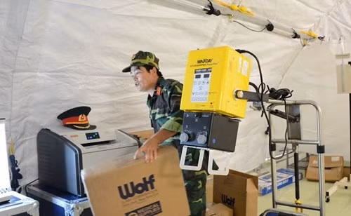 Máy chụp X-quang dã chiến.