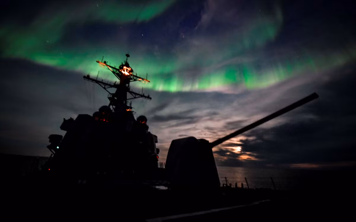 Hình ảnh cực quang tuyệt đẹp khi tàu khu trục USS Oscar Austin (DDG-79), lớp Arleigh Burke vượt qua Vòng Bắc cực. Ảnh: Hải quân Mỹ.