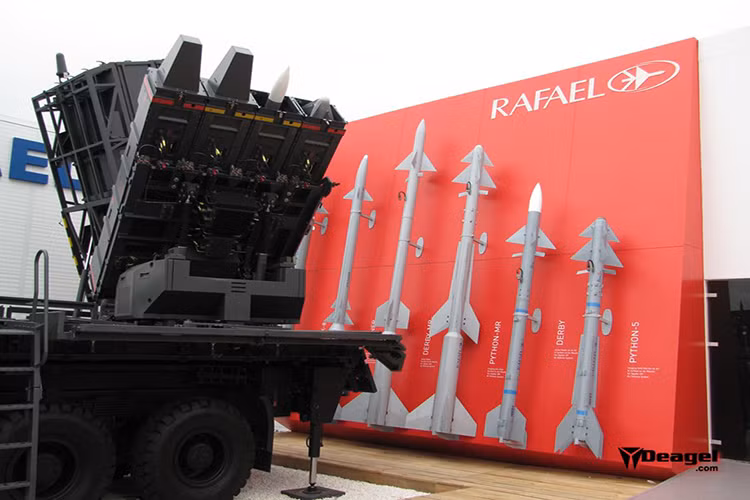 Spyder là hệ thống tên lửa phòng không tầm ngắn và tầm trung do hãng Rafael Advanced Defense Systems phát triển với sự hỗ trợ kỹ thuật từ Israel Aerospace Industries (IAI). Việc sản xuất được thực hiện từ năm 2005 với hai phiên bản gồm: Spyder-SR (tầm ngắn) và Spyder-MR (tầm trung). Hiện nay, trên thế giới có 5 quốc gia sở hữu tên lửa phòng không Spyder, trong đó Việt Nam đưa vào trang bị dòng tên lửa này từ năm 2016 theo thông tin từ Quân chủng PK-KQ. Nguồn ảnh: Deagel.com.
