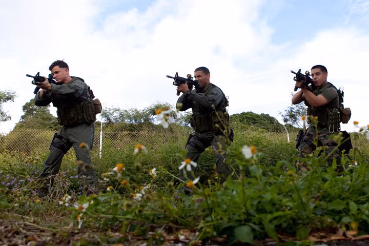 Lính SRT ở căn cứ Hawaii thực hiện khởi động với súng carbine M4 và súng ngắn M9. SRT là các đơn vị tinh nhuệ giống với các đội SWAT của cảnh sát dân sự.