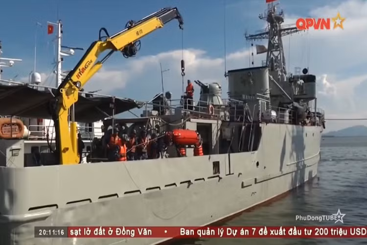 Về thiết kế Pluto Plus ROV có trọng lượng tối đa là 330kg, có tải trọng 110kg và có chiều dài tiêu chuẩn là 2.250mm. Bản thân phương tiện có thể được triển khai từ loại cần cẩu cỡ nhỏ vốn khá phổ biến trên các tàu quét mìn của Việt Nam. Nguồn ảnh: QPVN.