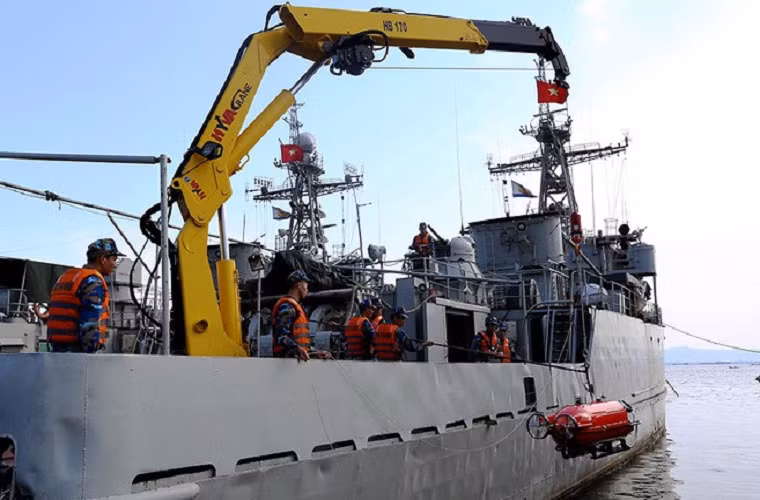Trong ảnh là giai đoạn triển khai Pluto Plus ROV trên các tàu quét mìn Yurka của Hải quân Việt Nam. Nguồn ảnh: airbase.ru.