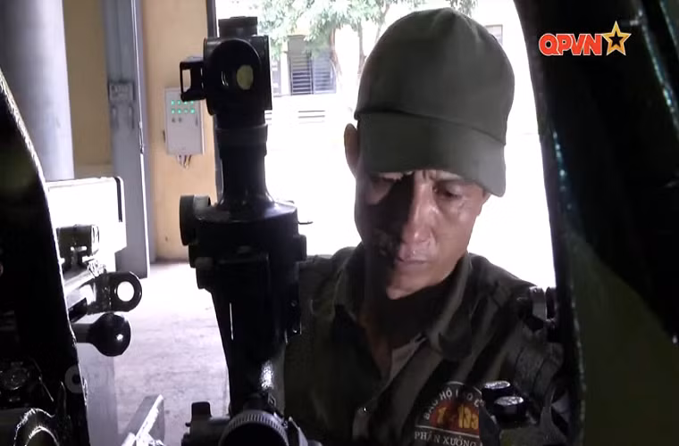 Đối với các mẫu pháo đã cũ như M46 và M30 quá trình sửa chữa chiếm khá nhiều thời gian do một phần chúng đã cũ và xuống cấp, mặt khác linh kiện thay thế cũng khan hiếm phải đặt hàng từ nước ngoài. Dẫn tới quá trình sửa chữa pháo bị kéo dài. Nguồn ảnh: QPVN.