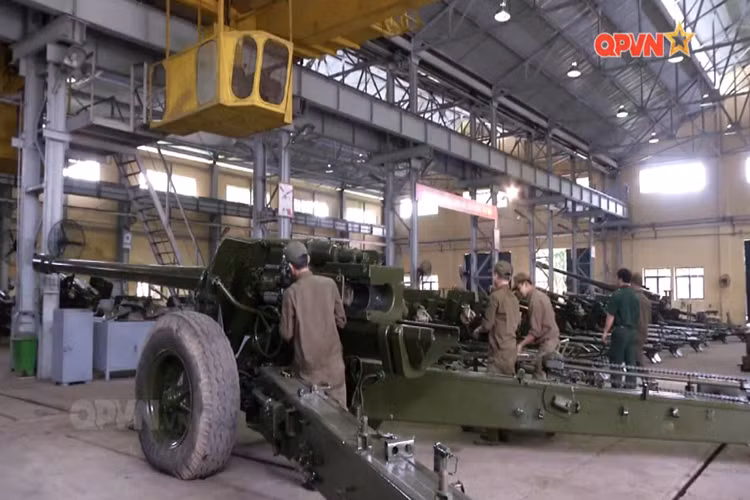 Cũng tại xưởng sửa chữa pháo mặt đất tại Z133, có khá nhiều “bệnh nhân cao tuổi” theo như cách gọi của những người lính thợ tại đây. Như khẩu lựu pháo 130mm M46 trong hình. Nguồn ảnh: QPVN.