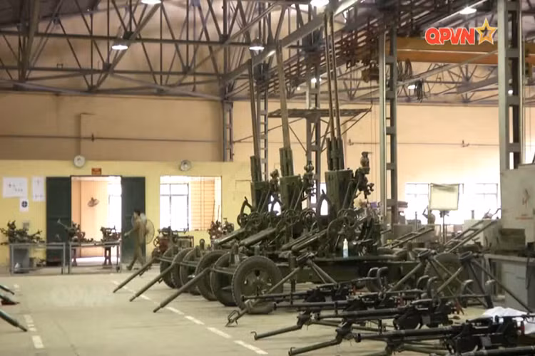 Tại đây những cuộc đại phẫu lớn được thực hiện, những hỏng hóc nặng nhất, phức tạp nhất của nhiều loại súng pháo, hỏa tiễn được sửa chữa. Tất cả nhằm nâng cao tuổi thọ, sức chiến đấu cho các loại hỏa lực trong chiến đấu hiệp đồng quân binh chủng. Nguồn ảnh: QPVN.