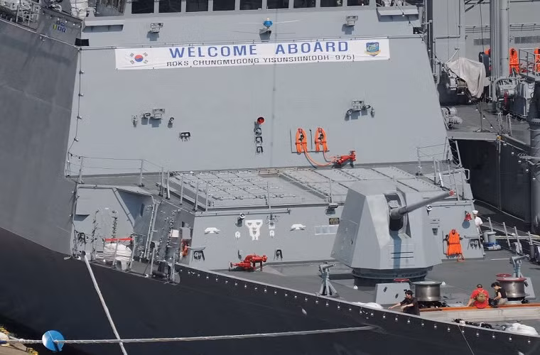 Nổi bật là hệ thống ống phóng tên lửa thẳng Mk 41 VLS cho phép tàu khu trục này triển khai các tên lửa đánh chặn tầm cao SM-2 Block IIIA. Ngoài ra nó còn được trang bị hệ thống tên lửa đánh chặn tầm gần Sea Ram có tầm bắn hiệu quả 9km. Nguồn ảnh: twitter.