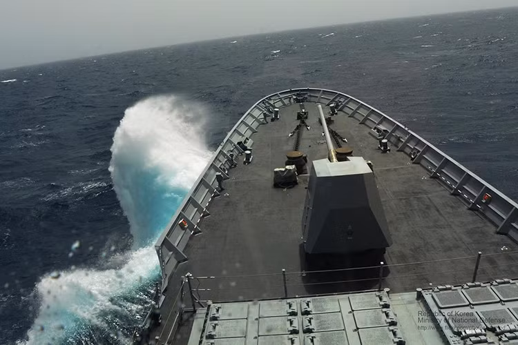 Hiện nay Hải quân Hàn Quốc có khoảng 6 tàu khu trục lớp Chungmugong Yi Sun-sin, được đóng mới và đưa vào trang bị trong giai đoạn 2002-2003, trong đó Roks Gang Gam Chan là chiếc thứ 5 của lớp này được đưa vào biên chế từ năm 2007 hoạt động liên tục cho tới tận hiện nay. Nguồn ảnh: milmae.net.