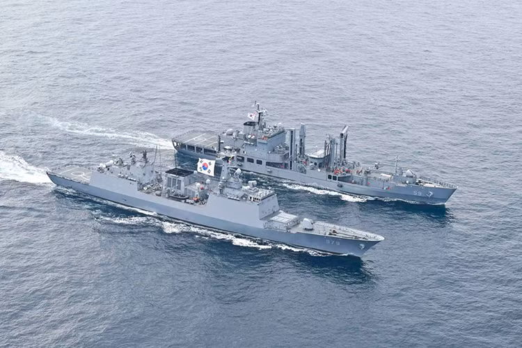 Trong chuyến thăm Việt Nam lần này, biên đội tàu của Hải quân Hàn Quốc gồm có 633 sĩ quan và thủy thủ do chuẩn đô đốc Yang Yong-Mo, Chỉ huy trưởng nhóm huấn luyện tuần tra trên biển làm trưởng đoàn. Hình ảnh hai tàu Roks Kang Gam Chan và Roks Hwacheon trong hải trình tới Việt Nam. Nguồn ảnh: Hải quân Hàn Quốc.