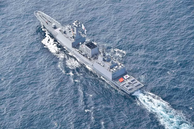 Trong ảnh ta có thể thấy phía sau boong tàu, các thủy thủ tàu Roks Gang Gam Chan đã xếp thành số 25 tượng trưng cho số năm hai nước thiết lập quan hệ ngoại giao, bên cạnh đó là quốc kỳ của Việt Nam và Hàn Quốc. Nguồn ảnh: Hải quân Hàn Quốc. Nguồn ảnh: Hải quân Hàn Quốc.