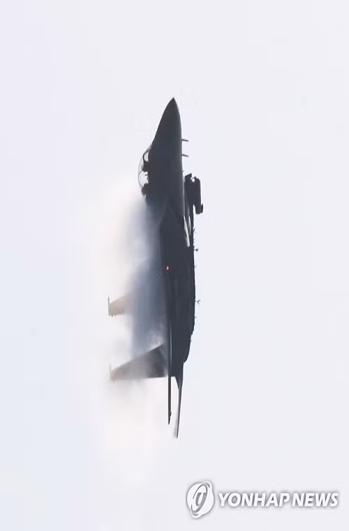 Một màn nhào lộn của tiêm kích hạng nặng F-15K của Không quân Hàn Quốc, đây cũng là dòng chiến đấu cơ chủ lực của nước này. Nguồn ảnh: Yonhap.