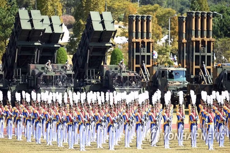 Trong ảnh là hệ thống tên lửa phòng không Patriot PAC-2 và KM-SAM của Quân đội Hàn Quốc, bộ đôi “lá chắn” bảo vệ bầu trời Hàn Quốc. Nguồn ảnh: Yonhap.